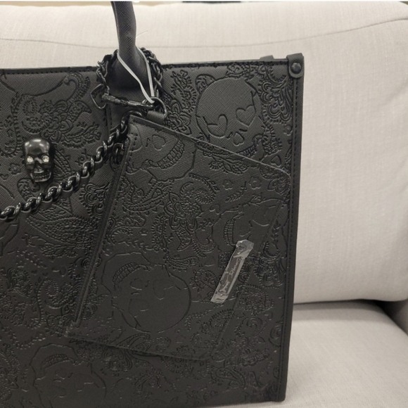 Betsey Johnson "skulltatstic"  black skull 2 PC large tote with wristlet XOKIARA - Picture 6 of 10